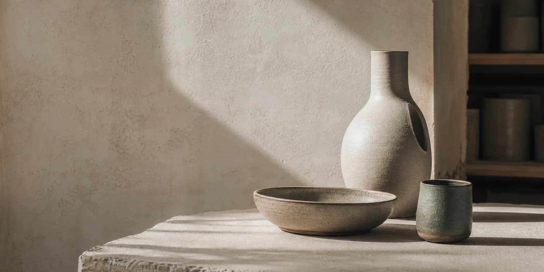Composition de vases, bol et tasse en grès dans l’atelier Mont Clay