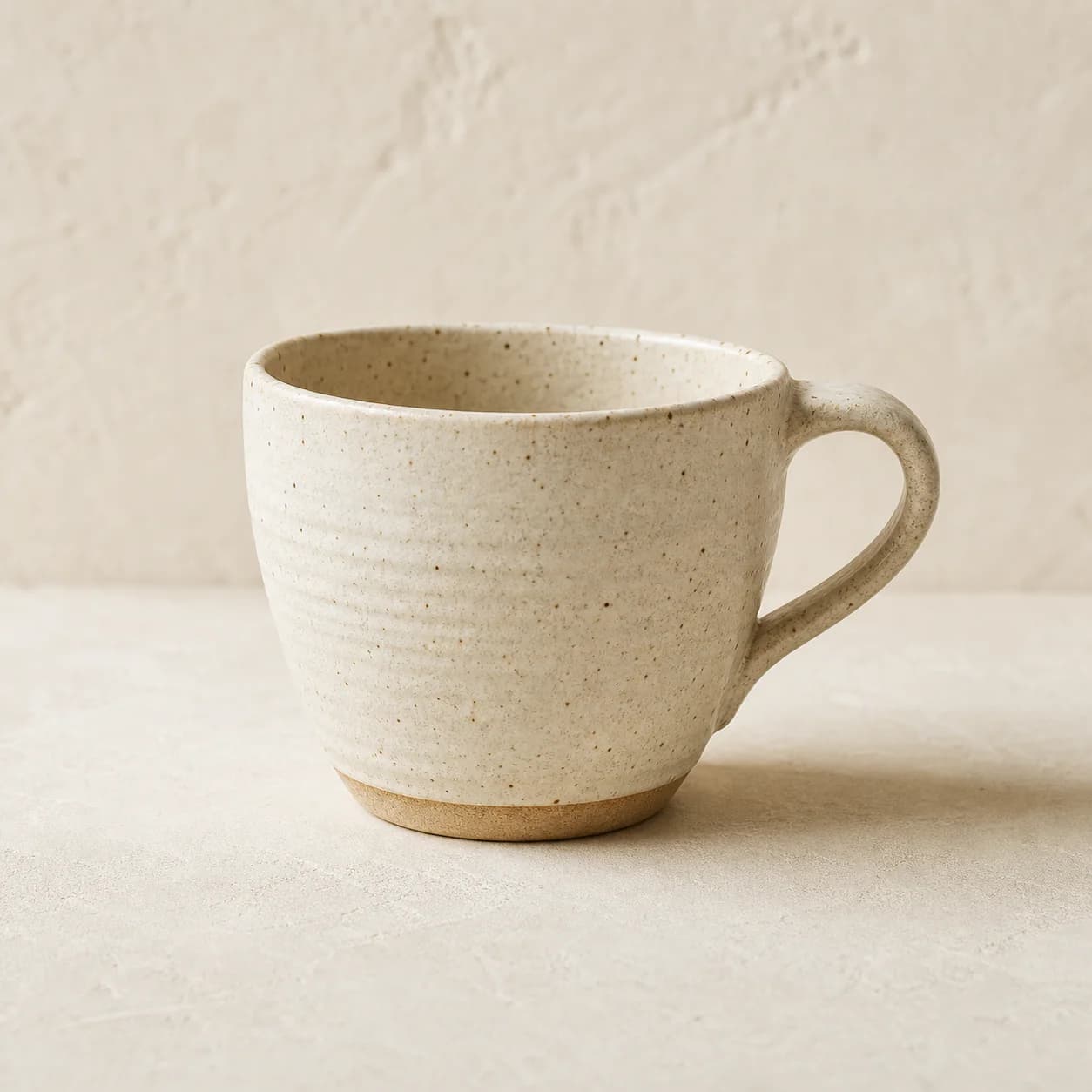 Tasse Aube en grès moucheté ivoire