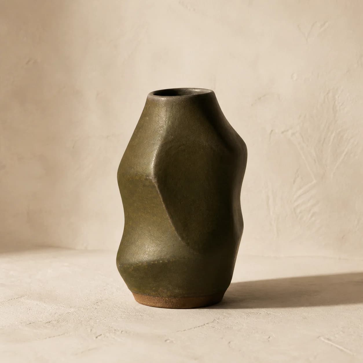 Vase Sillon modelé avec un émail vert profond